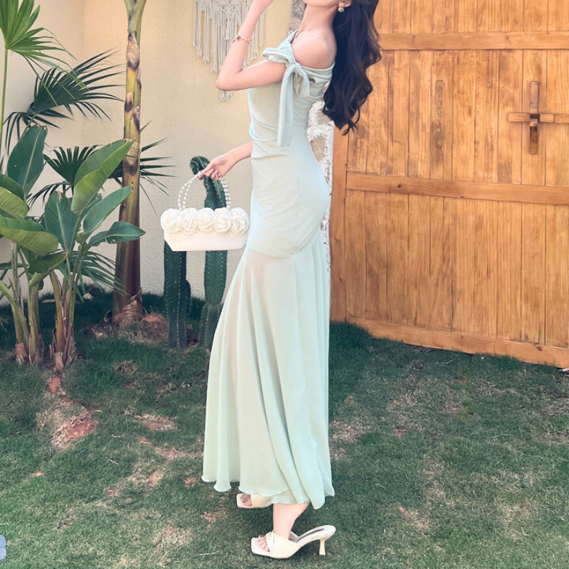 袖のリボンがポイントのミントワンピースサイド姿