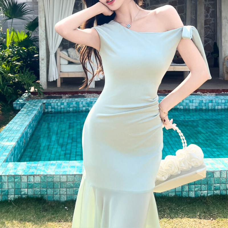 ウエストラインが際立つミントドレスの正面アップカット