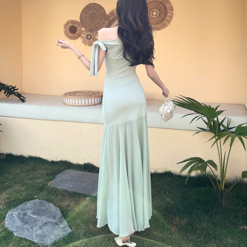 ナチュラルな背景で映えるミントマキシドレス