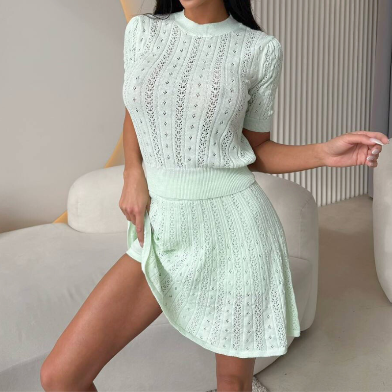 ミントグリーンのサマーニットセットアップ 爽やかで可愛い夏の好印象服