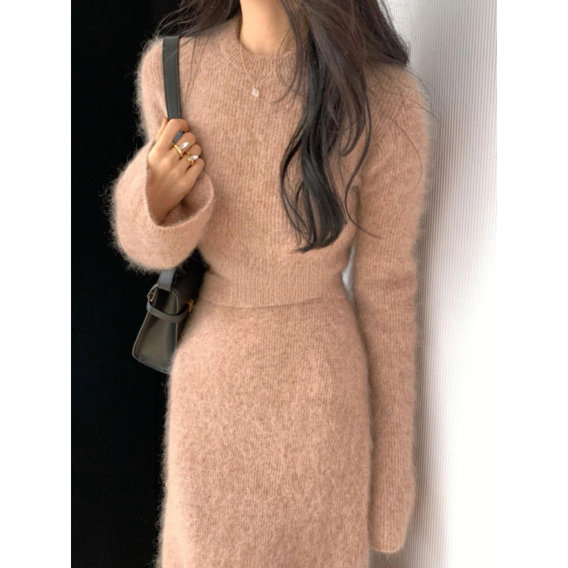 ふんわりモヘアタッチセットアップのクロップドトップスをアップした写真