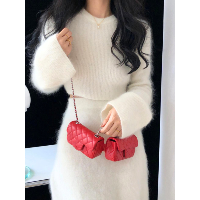 女性がバッグを持ちコーデ完成(レッド)