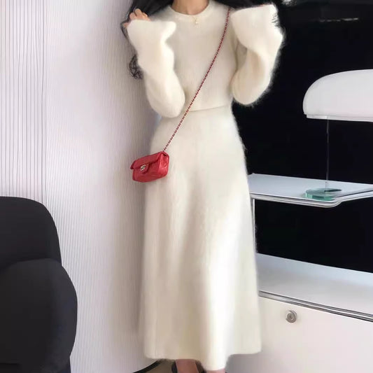 ふんわりモヘアタッチセットアップを着た女性(ホワイト)