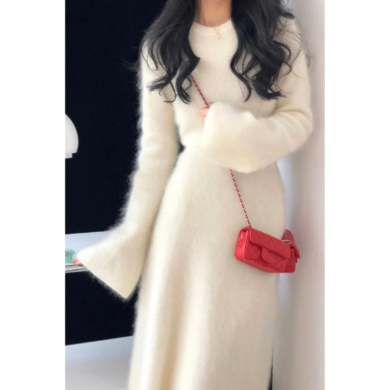 女性がモヘアタッチのセットアップを着てポーズ(ホワイト)
