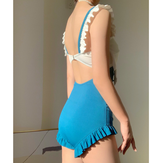 背中が開いたバックデザインでヘルシーな色気を演出