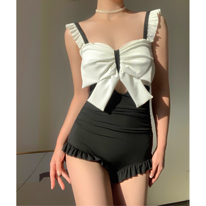 ブラックカラーのリボンデザインが印象的なモノキニ水着