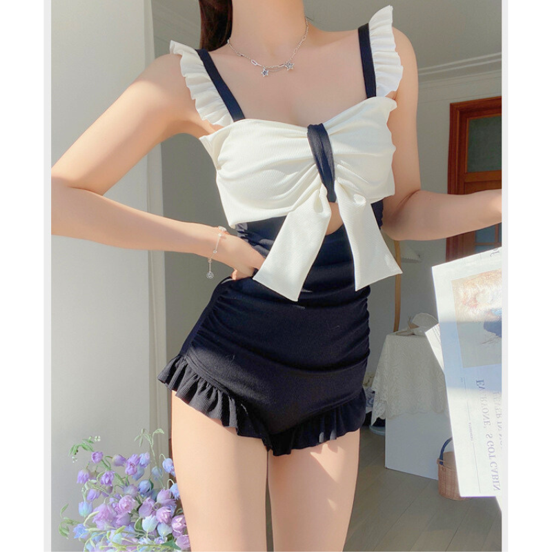 ブラック×ホワイトの大人っぽい配色が魅力の水着