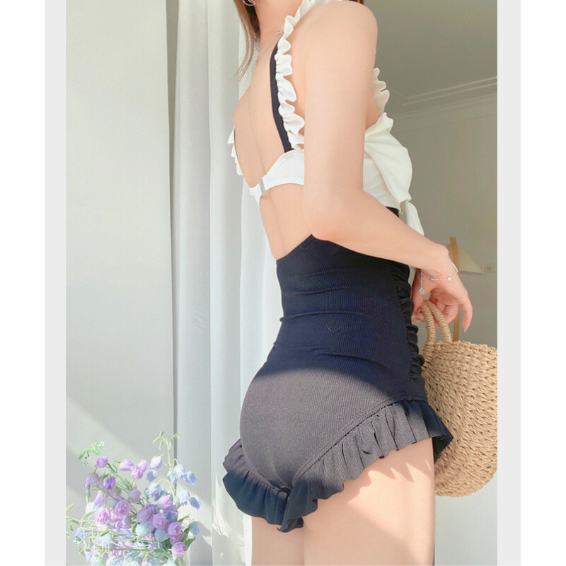 ブラック×ホワイトのシックなモノキニ風ビキニ