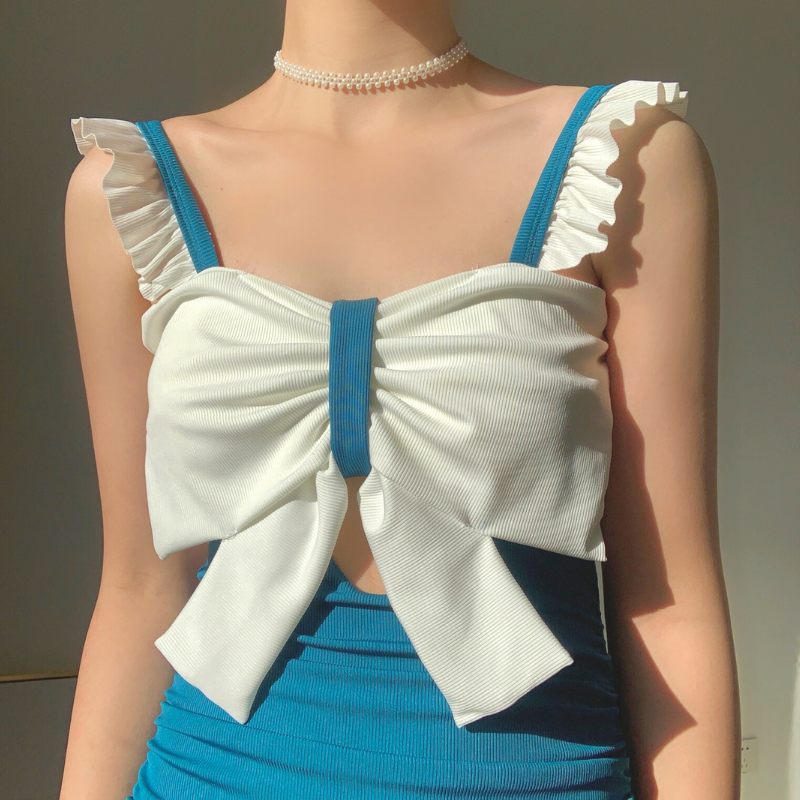 ブルーカラーの上半身アップ・立体リボンの質感が映える