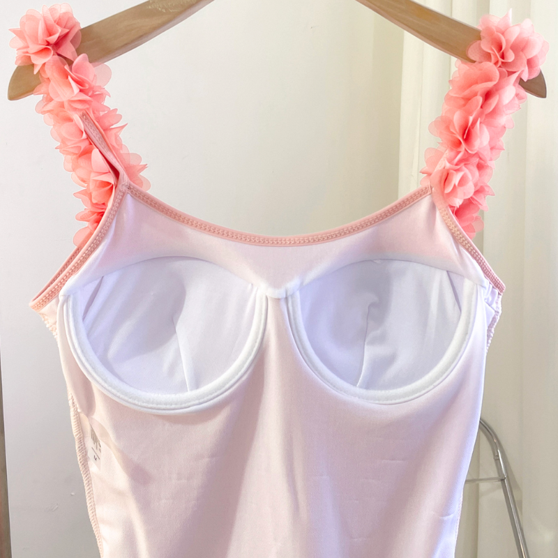 インナーカップと裏地の丁寧な仕立てがわかるピンク水着の内側