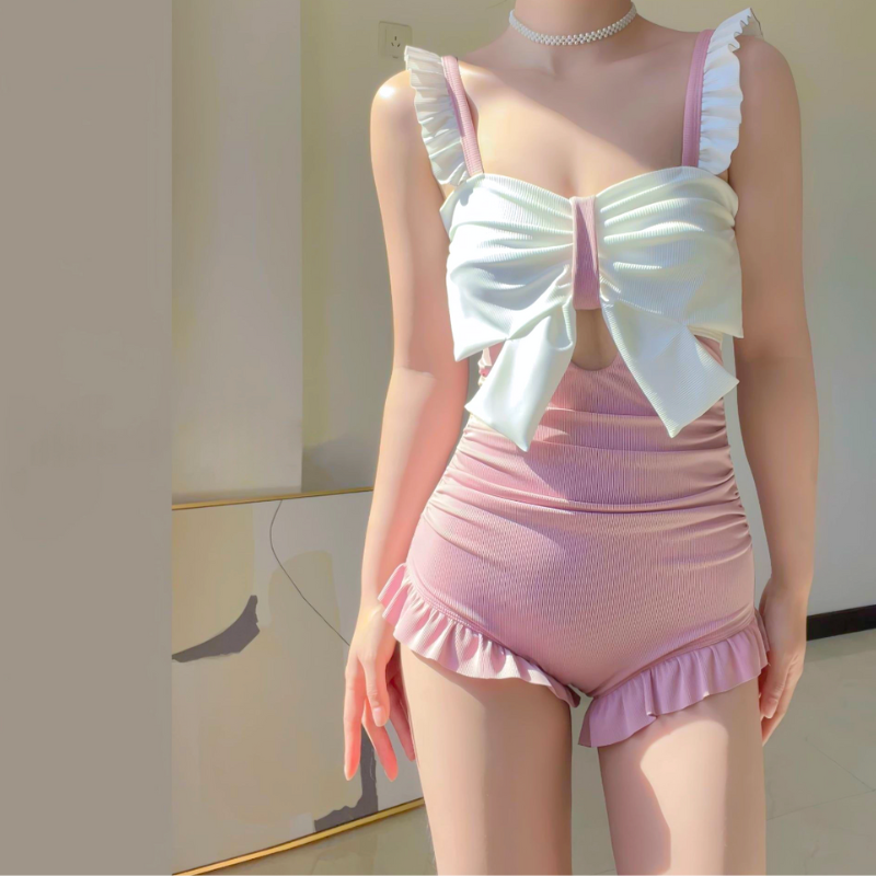 ピンクカラーでフェミニンに映えるモノキニ風デザイン