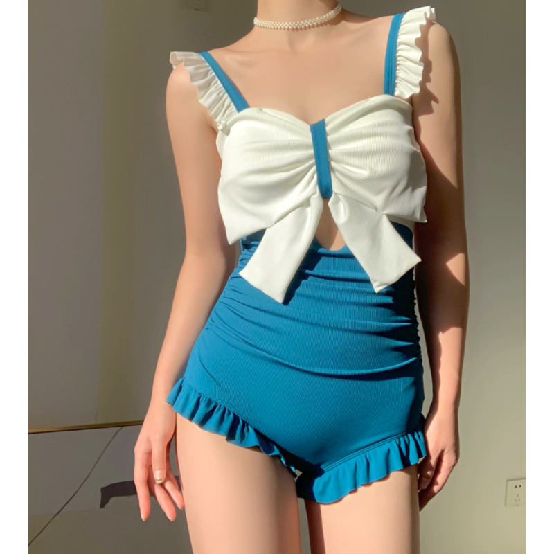 白×ブルーのビッグリボンが目を惹くフリル付きモノキニ風水着(正面)