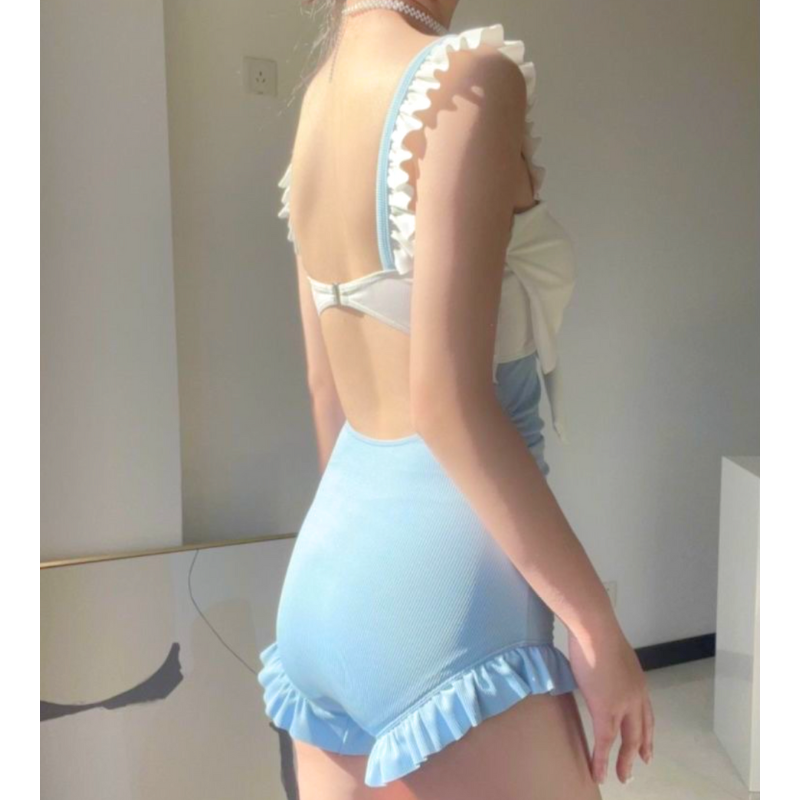 サックスブルー×ホワイトの爽やかな後ろ姿