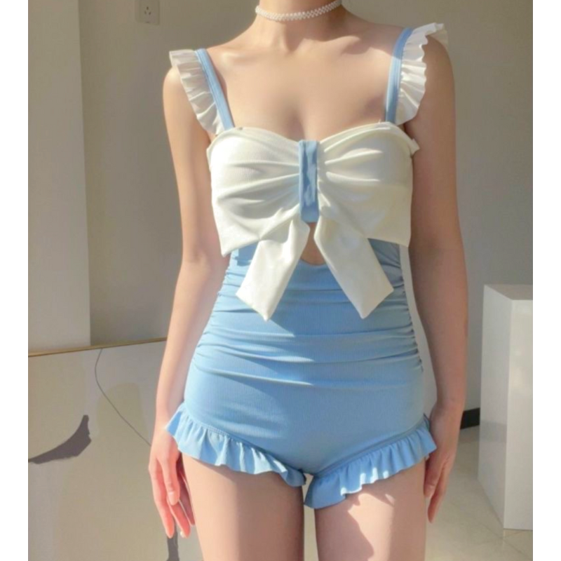 サックスブルーの胸元リボンがアクセントの正面カット