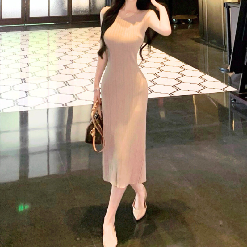 清潔感と色気を両立する夏のナチュラルベージュワンピース