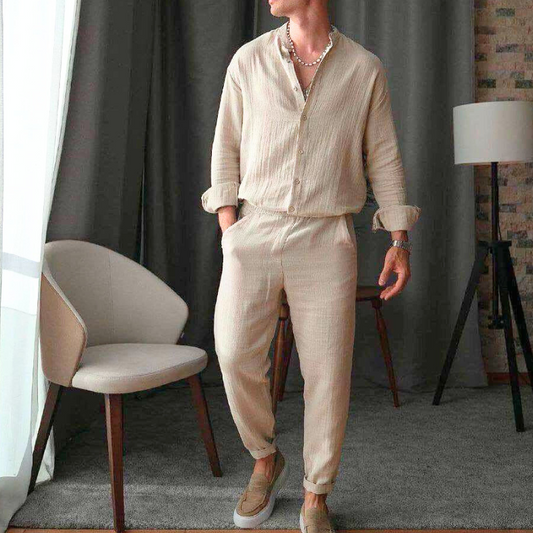 明るい室内でナチュラルなバンドカラーセットアップを着こなす30代男性