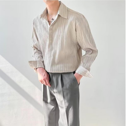 ナチュラルストライプシャツとグレーパンツの落ち着いた春秋スタイル