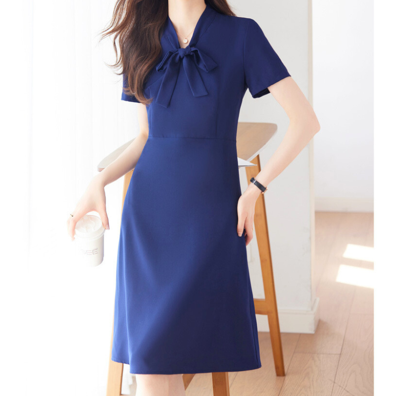 ボウタイが映えるネイビーワンピースコーデ