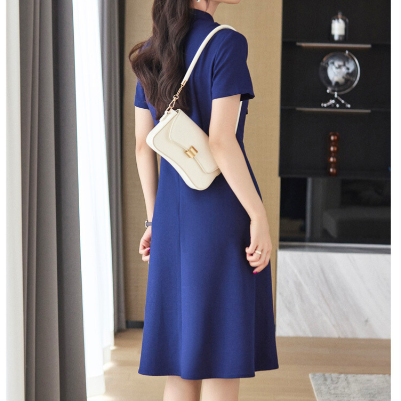 ネイビーワンピースの斜め後ろ姿