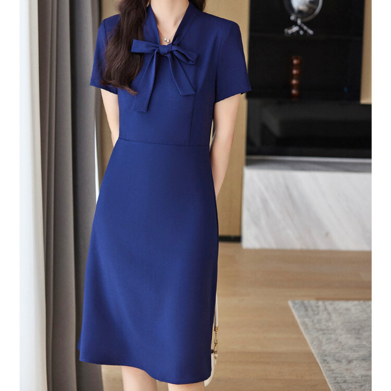 ネイビーワンピースを歩く女性