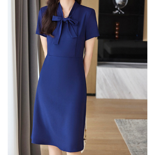 ネイビーワンピースを歩く女性