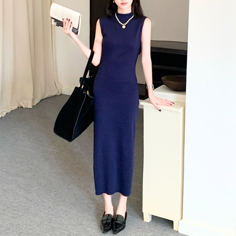 ネイビーのノースリーブロング丈タイトワンピースで上品かつ色気ある夏スタイル
