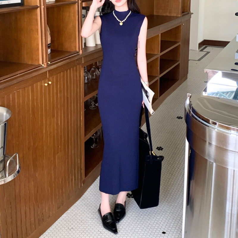 ネイビーのロング丈タイトニットワンピースで縦長美シルエットを演出|夏の大人カジュアル