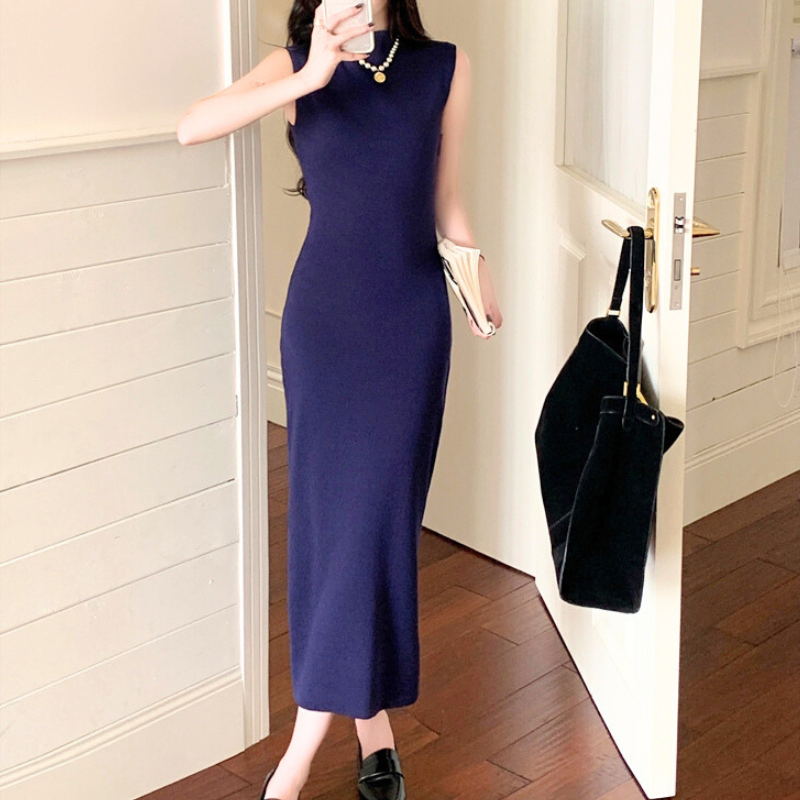 縦長ラインが映えるネイビーのモックネックノースリーブワンピース|夏の男ウケコーデ