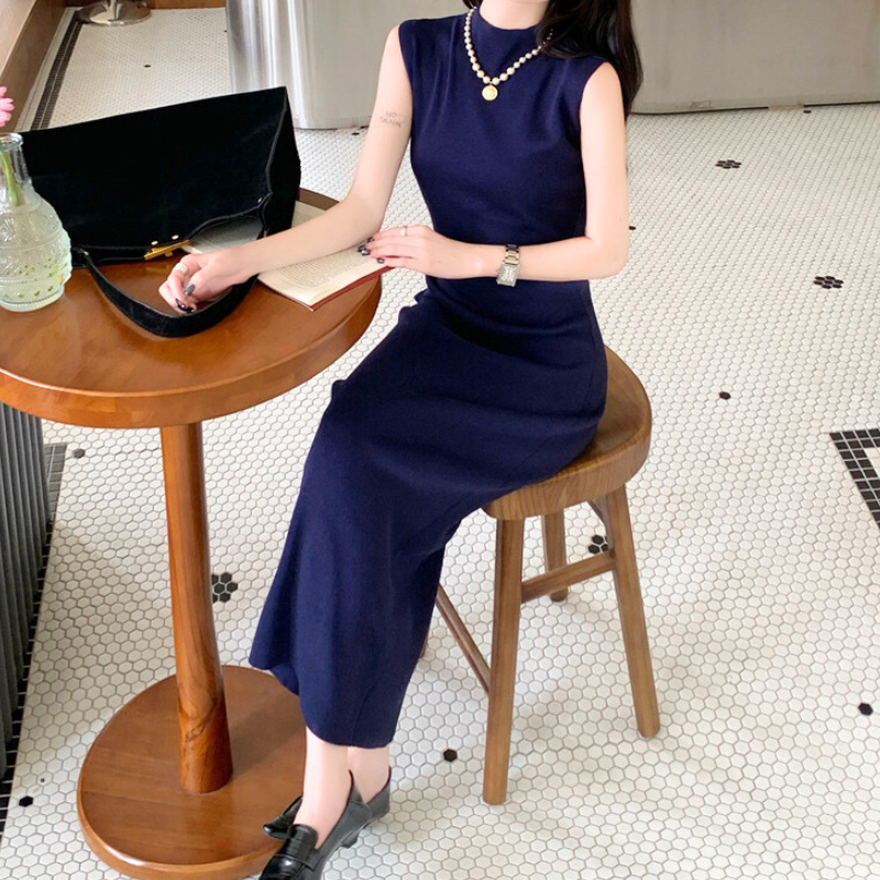 夏の涼しげなネイビーのモックネックタイトワンピース|きれいめ大人コーデ