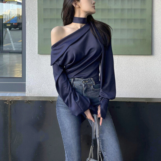 ジーンズにネイビーワンショルトップスを合わせた秋のカジュアルコーデ