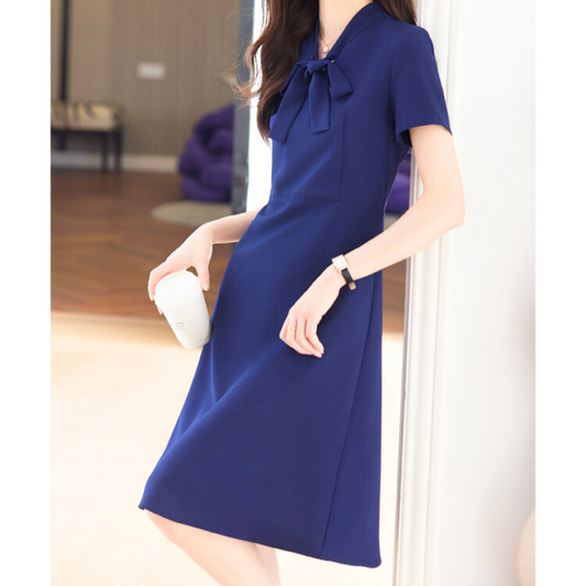 笑顔で佇むネイビーワンピースコーデ