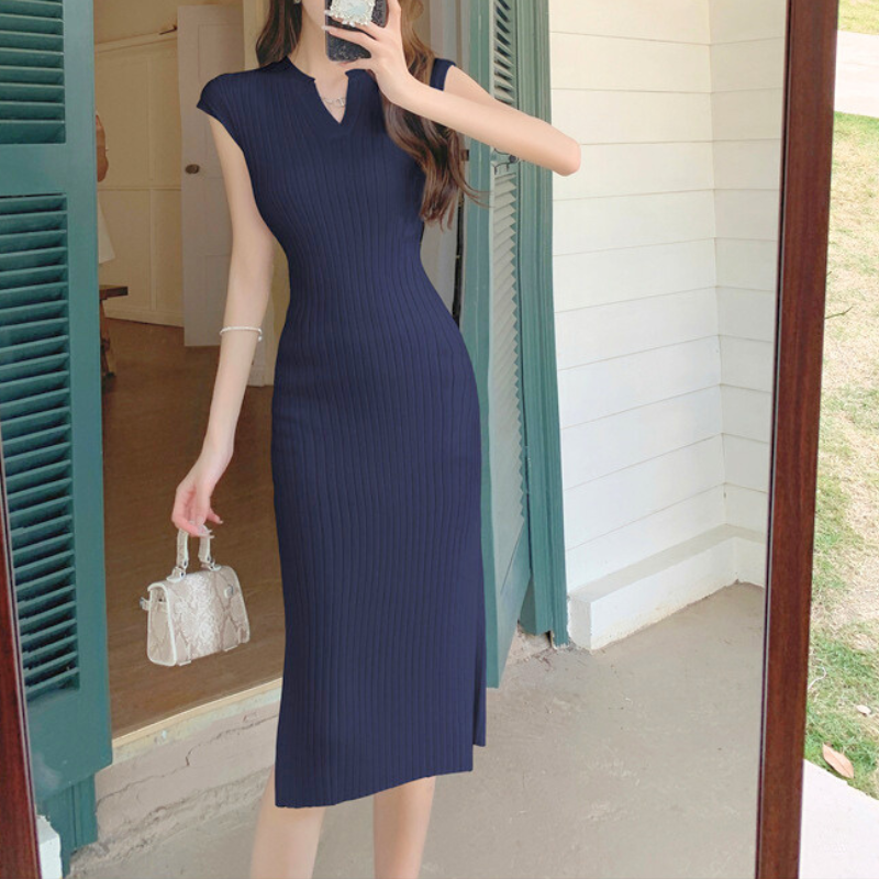 ネイビーのリブニットスリットワンピース自然体カット