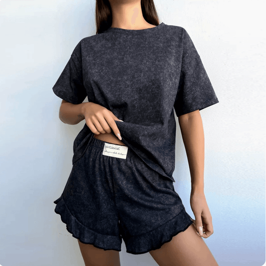 ネイビーTシャツルームウェアセットを着た女性の正面ポーズ