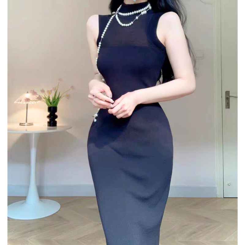 夏の女子会におすすめのネイビーニットワンピース(正面寄り)