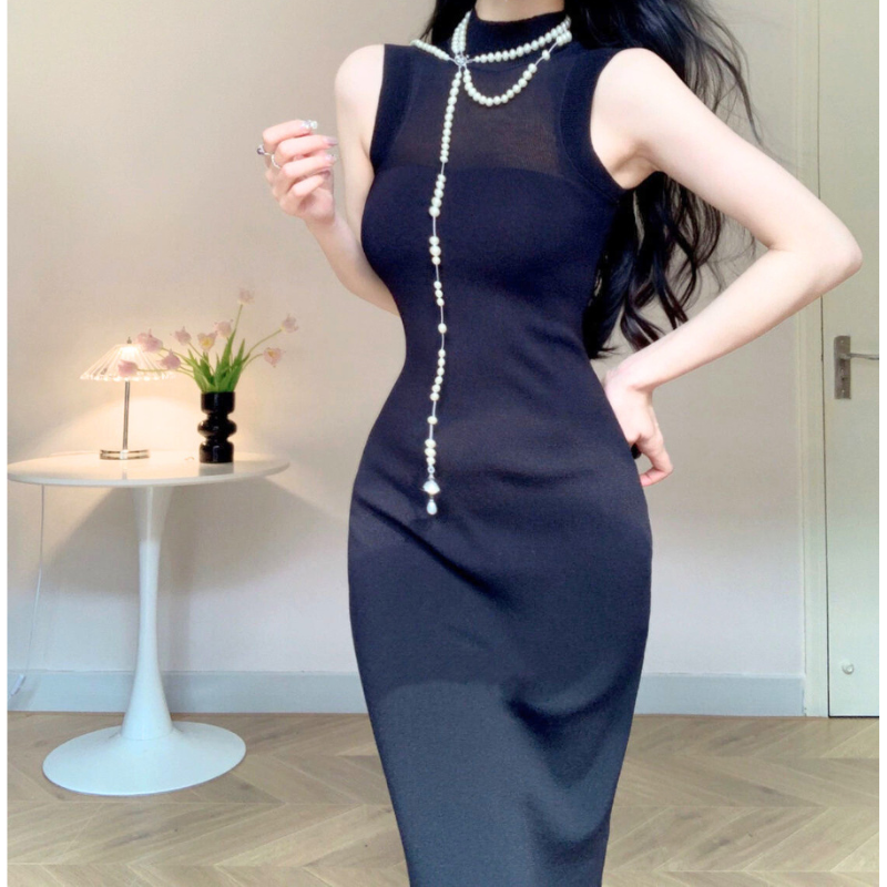 軽やかでスタイリッシュなネイビーワンピース(正面寄り)