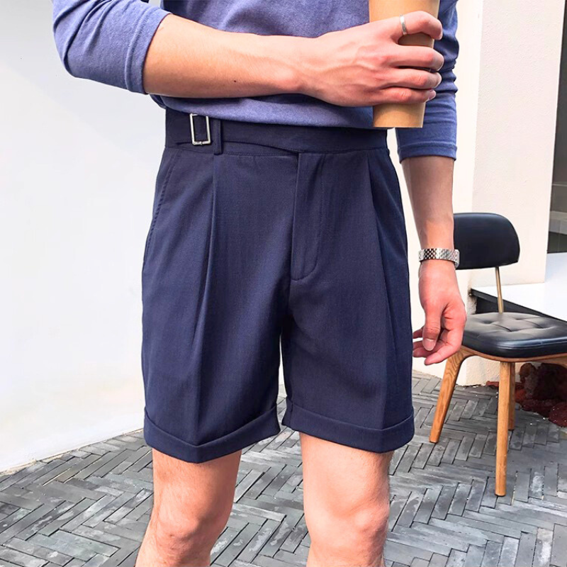 カフェシーンに映えるネイビーショートパンツ