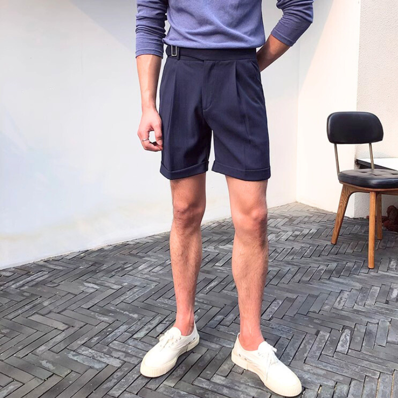 ネイビーショートパンツの丈感がよく分かるカット