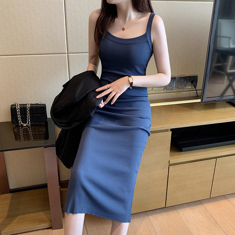 ネイビーのスクエアネックタイトニットワンピースを着た女性(全身)