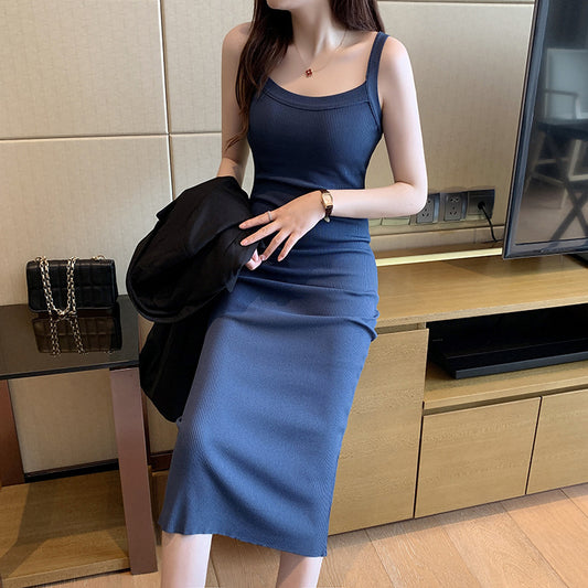 ネイビーのスクエアネックタイトニットワンピースを着た女性(全身)