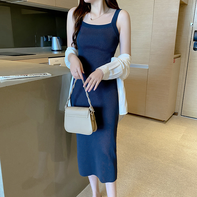 ネイビーのスクエアネックタイトニットワンピースを着た女性(立ち姿)