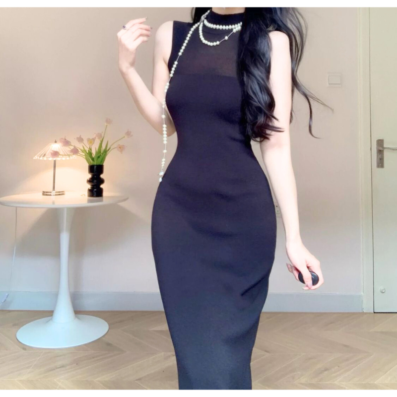 エレガンスを引き立てるネイビーのシースルーハイネックワンピース(正面寄り)