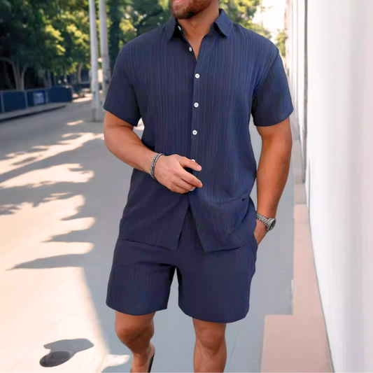 ネイビーの楊柳セットアップを街中で爽やかに着こなす男性