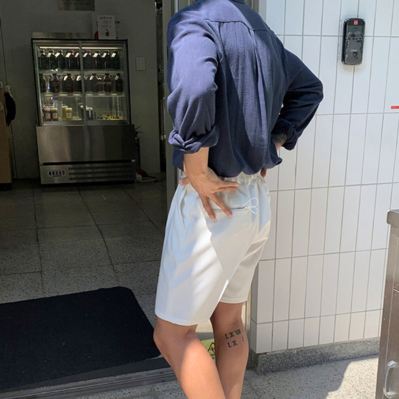 シャツをゆるく着こなした後ろ姿。抜け感と立体感があるシルエット。