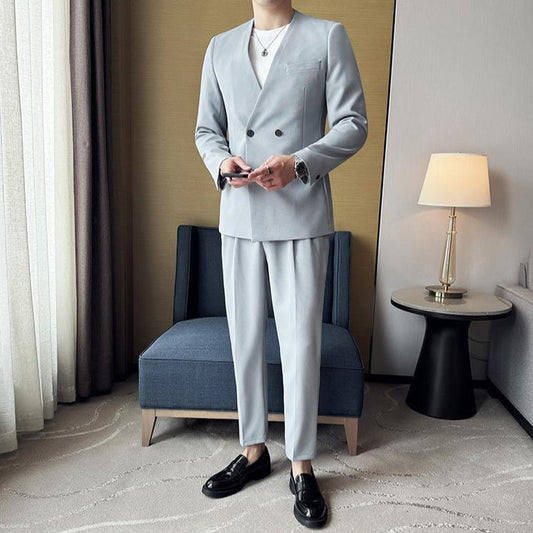 ノーカラーダブルセットアップを着用した全身コーデ(ライトブルー)