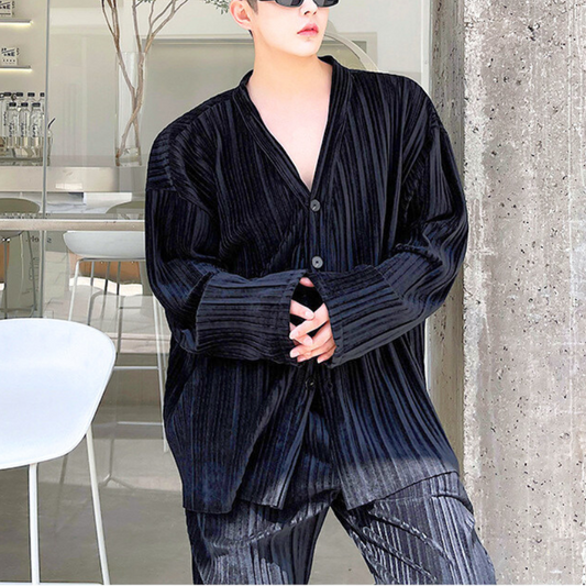 ノーカラープリーツセットアップを着た30代メンズ春秋コーデ