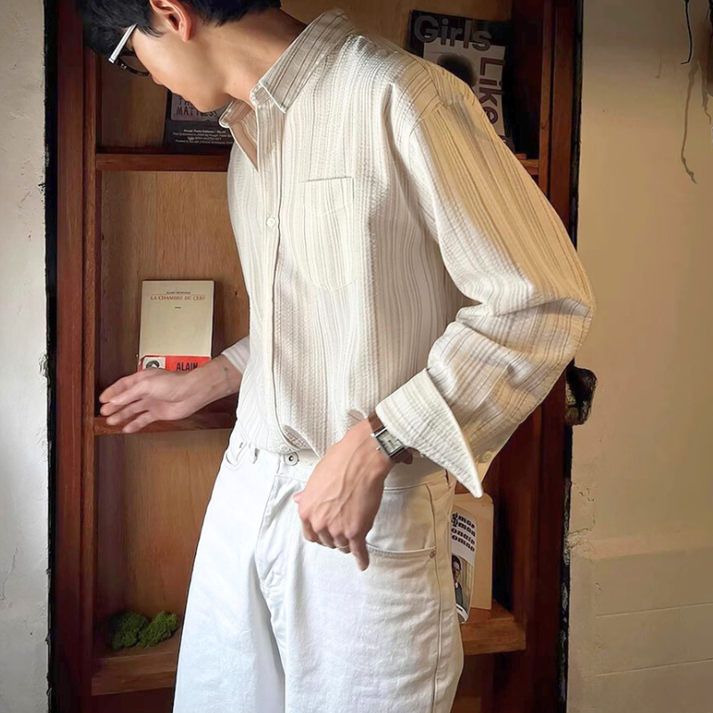 白パンと合わせたシンプルながら洒落感ある春夏スタイル