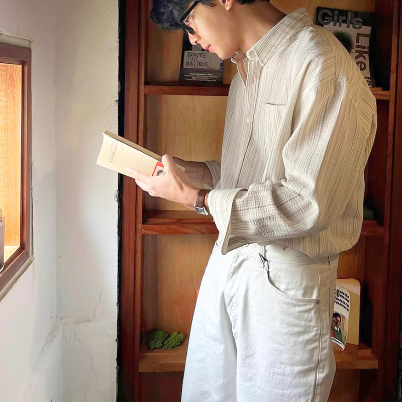 窓辺で本を読む柔らかナチュラルな休日スタイル