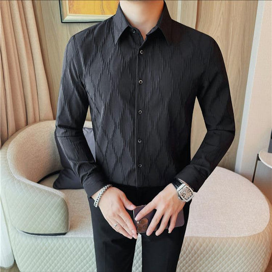 ダイヤ柄が光を反射して立体感を生むブラックシャツ正面