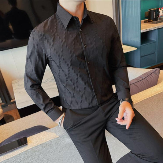 シャープなブラックシャツで春秋の街歩きコーデ