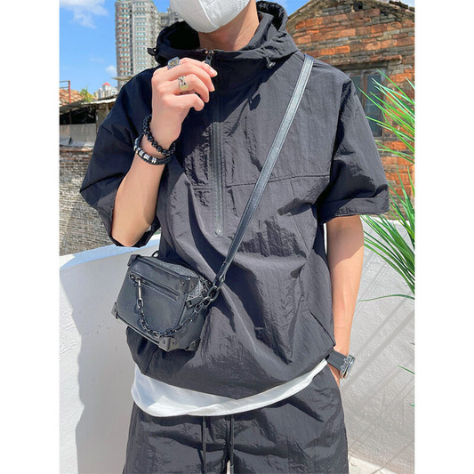 黒のフード付き半袖トップスをアップで撮影